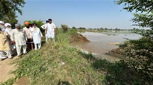 ਤਰਨਤਾਰਨ: ਰਾਜਬਾਹੇ ’ਚ ਪਾੜ ਪੈਣ ਕਾਰਨ ਦੋ ਪਿੰਡਾਂ ਦੀ ਸੈਂਕੜੇ ਏਕੜ ਫ਼ਸਲ ਪਾਣੀ ’ਚ ਡੁੱਬੀ, ਕਿਸਾਨਾਂ ਦਾ ਭਾਰੀ ਨੁਕਸਾਨ