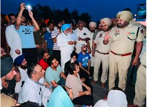 Patiala News : ਕੌਂਸਲਰ ਹਰਜੋਤ ਬਾਜਵਾ ਨੂੰ ਪੁਲਿਸ ਨੇ ਚੁੱਕਿਆ, ਸੈਂਕੜੇ ਸਮਰਥਕਾਂ ਨੇ ਬਨੂੜ-ਰਾਜਪੁਰਾ ਕੌਮੀ ਮਾਰਗ ’ਤੇ ਲਾਇਆ ਜਾਮ
