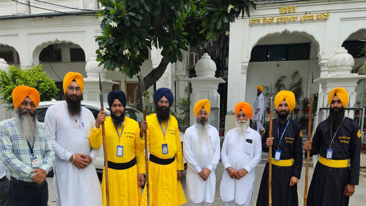 ਨੀਲੇ ਤੇ ਪੀਲੇ ਚੋਲਿਆਂ 'ਚ ਨਜ਼ਰ ਆਉਣਗੇ ਸ੍ਰੀ ਹਰਿਮੰਦਰ ਸਾਹਿਬ ਦੇ ਸੇਵਾਦਾਰ