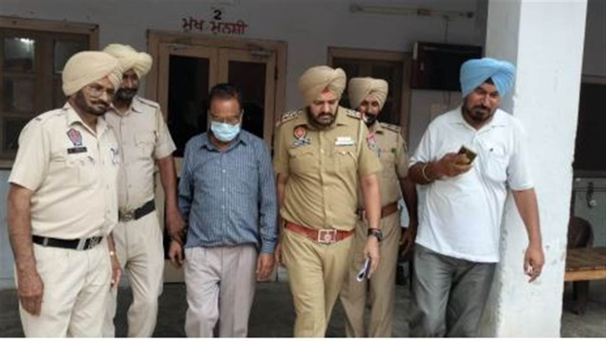 Ferozepur News : ਜਾਅਲੀ ਸਰਟੀਫਿਕੇਟ ਮਾਮਲੇ 'ਚ ਸਾਬਕਾ ਪ੍ਰਿੰਸੀਪਲ ਗ੍ਰਿਫ਼ਤਾਰ, ਗ੍ਰਾਂਟਾਂ 'ਚ ਗਬਨ ਦੇ ਦੋਸ਼ਾਂ 'ਚ ਕੀਤਾ ਸੀ ਮੁਅੱਤਲ