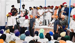 ਹੜ੍ਹਾਂ ਦੀ ਮਾਰ ਪੈਣ ਤੋਂ ਪਹਿਲਾਂ ਬੰਨ੍ਹ ਪੱਕੇ ਕਰੋ, ਡੀਜ਼ਲ ਮੈ ਦੇਵਾਂਗਾ : ਸੁਖਬੀਰ ਬਾਦਲ
