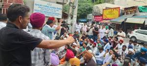 ਮੁੱਖ ਦਫ਼ਤਰ ਦੇ ਸਾਰੇ ਗੇਟ ਬੰਦ ਕਰਕੇ ਕੀਤਾ ਰੋਸ ਪ੍ਰਦਰਸਨ