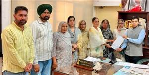 ਪੰਚਾਇਤੀ ਫ਼ੰਡਾਂ ’ਚ ਗਬਨ ਦਾ ਮਾਮਲਾ : ਪੰਚਾਇਤ ਵੱਲੋਂ ਉੱਚ ਅਧਿਕਾਰੀਆਂ ਨੂੰ ਮੰਗ ਪੱਤਰ, FIR ਦਰਜ ਕਰਨ ਦੀ ਮੰਗ