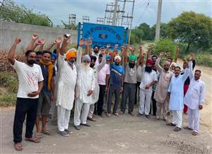 ਬਿਜਲੀ ਦੀ ਘਾਟ ਤੋਂ ਦੁਖੀ ਕਿਸਾਨਾਂ ਦਾ ਝਲੂਰ ਗਰਿੱਡ ਅੱਗੇ ਧਰਨਾ: ਸਰਕਾਰ ਤੋਂ ਬਿਜਲੀ ਮੁਲਾਜ਼ਮਾਂ ਦੀਆਂ ਹੱਕੀ ਮੰਗਾਂ ਮੰਨਣ ਦੀ ਕੀਤੀ ਮੰਗ