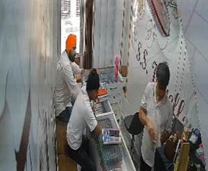 ਮਲੋਟ ਦੇ ਗੁਰੂ ਰਵਿਦਾਸ ਨਗਰ ’ਚ ਦਿਨ-ਦਿਹਾੜੇ ਸੁਨਿਆਰੇ ਦੀ ਦੁਕਾਨ ’ਤੇ ਲੁੱਟ, ਤਿੰਨ ਲੁਟੇਰੇ ਗੋਲ਼ੀਆਂ ਚਲਾਉਂਦੇ ਹੋਏ ਫਰਾਰ