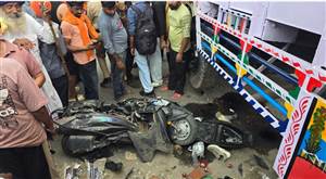 Moga Road Accident : ਕੋਟ ਈਸੇ ਖਾਂ ਮੇਨ ਚੌਕ 'ਚ ਦਰਦਨਾਕ ਸੜਕ ਹਾਦਸਾ, ਟਰੱਕ ਦੀ ਲਪੇਟ 'ਚ ਆਉਣ ਨਾਲ ਔਰਤ ਦੀ ਮੌਤ