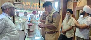 Moga Crime : ਅਜੀਤਵਾਲ ’ਚ ਬੇਖ਼ੌਫ਼ ਲੁਟੇਰਿਆਂ ਦਾ ਤਾਂਡਵ, ਤਿੰਨ ਹਥਿਆਰਬੰਦ ਬਦਮਾਸ਼ਾਂ ਵੱਲੋਂ ਦਿਨ-ਦਿਹਾੜੇ ਸੁਨਿਆਰੇ ਦੀ ਦੁਕਾਨ ਲੁੱਟ; ਦਹਿਸ਼ਤ ਦਾ ਮਾਹੌਲ
