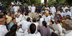 PM ਦੇ ਦਰਵਾਜ਼ੇ ’ਤੇ ਕਾਂਗਰਸ ਦੀ ਦਸਤਕ, ਰਾਹੁਲ ਗਾਂਧੀ ਨੇ ਲੋਕਾਂ ਨੂੰ ਧਰਨੇ ’ਚ ਸ਼ਾਮਲ ਹੋਣ ਦੀ ਕੀਤੀ ਅਪੀਲ