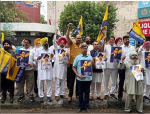 ਨੌਜਵਾਨਾਂ ਤੇ ਲੱਦਾਖ ਦੇ ਹੱਕਾਂ ਲਈ ਸੜਕਾਂ 'ਤੇ ਉਤਰੀ 'ਆਪ': ਸੋਨਮ ਵਾਂਗਚੁਕ ਦੇ ਸਮਰਥਨ 'ਚ ਕੀਤਾ ਜ਼ੋਰਦਾਰ ਰੋਸ ਮੁਜ਼ਾਹਰਾ