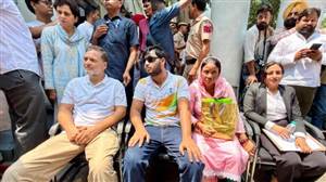 ਪੈਲੇਟ ਗਨ ਮਾਮਲੇ 'ਚ FIR ਦਰਜ ਨਾ ਹੋਣ 'ਤੇ ਧਰਨੇ 'ਤੇ ਬੈਠੇ ਰਾਹੁਲ ਗਾਂਧੀ, ਸੰਸਦ ਮਾਰਗ 'ਤੇ ਬੈਰੀਕੇਡਿੰਗ; ਵਾਹਨਾਂ ਦੀ ਐਂਟਰੀ 'ਤੇ ਰੋਕ