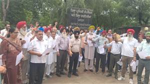 ਪੰਜਾਬ ਸਟੇਟ ਮਨਿਸਟੀਰੀਅਲ ਸਰਵਿਸ ਯੂਨੀਅਨ ਵੱਲੋਂ ਪੰਜਵੇਂ ਦਿਨ ਵੀ 'ਕਲਮ ਛੋੜ, ਕੰਪਿਊਟਰ ਬੰਦ' ਹੜ੍ਹਤਾਲ ਜਾਰੀ, ਮੀਂਹ ਦਰਮਿਆਨ ਡੀ.ਏ. ਵਿਰੋਧੀ ਪੱਤਰ ਦੀਆਂ ਕਾਪੀਆਂ ਫੂਕ ਕੇ ਪ੍ਰਦਰਸ਼ਨ