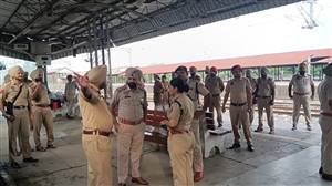 ਪੰਜਾਬ ਬੰਦ ਦੀ ਕਾਲ ਦੌਰਾਨ ਬਟਾਲਾ ਰੇਲਵੇ ਸਟੇਸ਼ਨ 'ਤੇ ਭਾਰੀ ਪੁਲਿਸ ਫੋਰਸ ਤੈਨਾਤ, ਬੱਸਾਂ ਦਾ ਚੱਕਾ ਵੀ ਜਾਮ