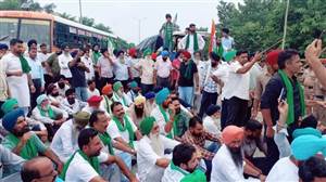 ਕਿਸਾਨਾਂ ਦਾ ਹੱਲਾ-ਬੋਲ : ਕਲੈਕਟ੍ਰੇਟ 'ਚ ਧਰਨੇ 'ਤੇ ਅੰਨਦਾਤੇ... ਡਰੋਨ ਨਾਲ ਨਿਗਰਾਨੀ, ਇਹ ਹਨ ਤਿੰਨ ਮੰਗਾਂ