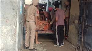 ਰਹੱਸਮਈ ਮੌਤਾਂ: ਕਿਰਾਏ ਦੇ ਕਮਰੇ 'ਚੋਂ ਮਿਲੀ ਵਿਅਕਤੀ ਤੇ ਔਰਤ ਦੀ ਲਾਸ਼, ਪੱਖੇ ਨਾਲ ਲਟਕਦਾ ਮਿਲਿਆ ਵਿਅਕਤੀ; ਔਰਤ ਦੀ ਲਾਸ਼ ਮੰਜੇ ਤੋਂ ਬਰਾਮਦ