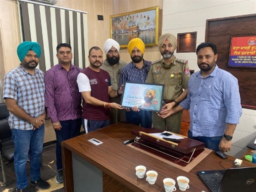 ਰਾਇਲ ਗਰੁੱਪ ਜ਼ੀਰਕਪੁਰ ਥਾਣਾ ਮੁਖੀ ਜ਼ੀਰਕਪੁਰ ਇੰਸਪੈਕਟਰ ਬਰਾੜ ਨੂੰ ਕੀਤਾ ਸਨਮਾਨਿਤ