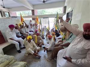 ਕਿਸਾਨ ਜਥੇਬੰਦੀਆਂ ਨੇ ਘੇਰਿਆ ਐੱਸਡੀਐੱਮ ਦਫ਼ਤਰ, ਜੰਮ ਕੇ ਕੀਤੀ ਨਾਅਰੇਬਾਜ਼ੀ