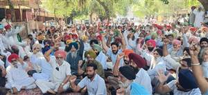 ਮੁਲਾਜ਼ਮਾਂ ਤੇ ਪੈਨਸ਼ਨਰਾਂ ਦਾ ਵੱਡਾ ਪ੍ਰਦਰਸ਼ਨ: MP ਮੀਤ ਹੇਅਰ ਦੇ ਘਰ ਦਾ ਕੀਤਾ ਘਿਰਾਓ, ਪੰਜਾਬ ਸਰਕਾਰ ਖ਼ਿਲਾਫ਼ ਕੀਤੀ ਨਾਅਰੇਬਾਜ਼ੀ