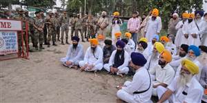 ਸ੍ਰੀ ਅਕਾਲ ਤਖ਼ਤ ਸਾਹਿਬ ਦੇ ਜਥੇਦਾਰ ਦੀ ਅਗਵਾਈ ਵਾਲੇ ਸਿੱਖ ਜਥੇ ਨੂੰ ਜ਼ੀਰੋ ਲਾਈਨ ਤੋਂ ਪਹਿਲਾਂ ਰੋਕਿਆ, ਸ੍ਰੀ ਕਰਤਾਰਪੁਰ ਸਾਹਿਬ ਲਾਂਘਾ ਛੇਤੀ ਖੋਲ੍ਹਣ ਲਈ ਕੀਤੀ ਅਰਦਾਸ