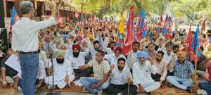 ਸਮੂਹਿਕ ਛੁੱਟੀ ਲੈ ਕੇ ਮੁਲਾਜ਼ਮਾਂ ਤੇ ਪੈਨਸ਼ਨਰਾਂ ਨੇ ਸਰਕਾਰ ਵਿਰੁੱਧ ਕੀਤਾ ਰੋਸ ਮੁਜ਼ਾਹਰਾ