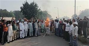 ਨਿਯੁਕਤੀ ਪੱਤਰਾਂ ’ਤੇ ਰੋਕ ਤੋਂ ਭੜਕੇ ਥਰਮਲ ਪਲਾਂਟ ਦੇ ਠੇਕਾ ਮੁਲਾਜ਼ਮਾਂ ਨੇ ਪੁਤਲਾ ਫੂਕਿਆ