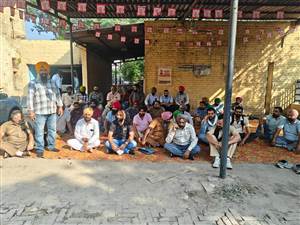 ਰੋਡਵੇਜ਼ ਕਾਮਿਆਂ ਦੀ ਹੜਤਾਲ ਕਾਰਨ ਸਵਾਰੀਆਂ ਖੱਜਲ ਖੁਆਰ