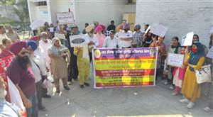 ਮੁਲਾਜ਼ਮਾਂ ਅਤੇ ਪੈਨਸ਼ਨਰਾਂ ਵੱਲੋਂ ਅਨੰਦਪੁਰ ਸਾਹਿਬ ਵਿਖੇ ਰੋਸ ਭਰਪੂਰ ਧਰਨਾ