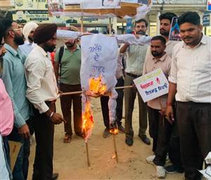 ਬੇਰੁਜ਼ਗਾਰ ਅਧਿਆਪਕਾਂ ਨੇ ਵਿੱਤ ਮੰਤਰੀ ਦੇ ਦਫ਼ਤਰ ਅੱਗੇ ਪੰਜਾਬ ਸਰਕਾਰ ਦਾ ਪੁਤਲਾ ਸਾੜਿਆ
