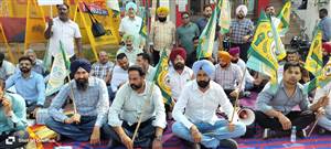 ਮੰਤਰੀ ਅਮਨ ਅਰੋੜਾ ਦੀ ਕੋਠੀ ਮੂਹਰੇ ਗਰਜੇ ਬੈਂਕ ਮੁਲਾਜ਼ਮ