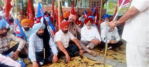 ਮੁਲਾਜ਼ਮਾਂ ਤੇ ਪੈਨਸ਼ਨਰਾਂ ਵੱਲੋਂ ਜ਼ਿਲ੍ਹਾ ਪ੍ਰਬੰਧਕੀ ਕੰਪਲੈਕਸ ਅੱਗੇ ਰੋਸ ਰੈਲੀ