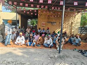 ਪੰਜਾਬ ਰੋਡਵੇਜ਼-ਪਨਬਸ ਦੇ ਕੱਚੇ ਕਾਮਿਆਂ ਦੀ ਹੜਤਾਲ, ਮੋਗਾ ਬੱਸ ਅੱਡੇ ’ਤੇ ਸਵਾਰੀਆਂ ਹੋਈਆਂ ਖੱਜਲ-ਖੁਆਰ; ਸੰਘਰਸ਼ ਜਾਰੀ ਰੱਖਣ ਦੀ ਚਿਤਾਵਨੀ