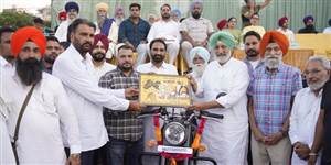 Mohali News: ਪਿੰਡ ਮਟੌਰ ’ਚ ਵਿਸ਼ਾਲ ਦੰਗਲ ’ਚ ਝੰਡੀ ਦੀ ਕੁਸ਼ਤੀ ਹਾਦੀ ਇਰਾਨ ਨੇ ਜਿੱਤੀ, ਬੁਲਟ ਮੋਟਰਸਾਈਕਲ ਨਾਲ ਸਨਮਾਨਿਤ