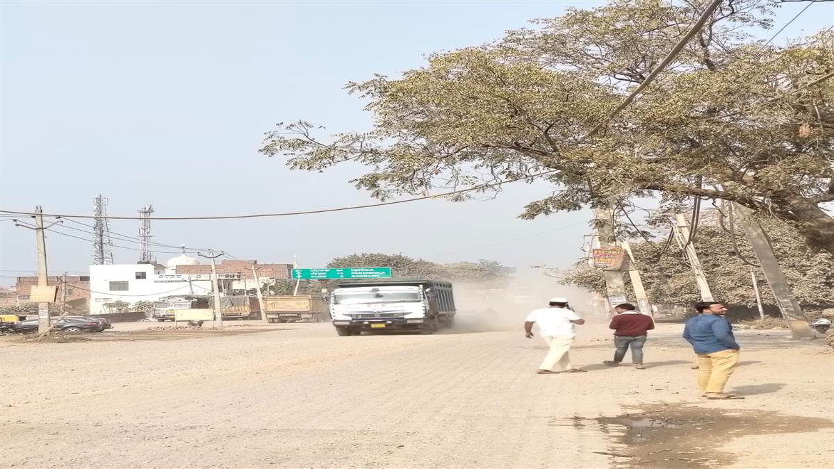 ਡੇਰਾਬੱਸੀ-ਰਾਮਗੜ੍ਹ ਰੋਡ 'ਤੇ ਧੂੜ ਦਾ ਕਹਿਰ, ਨੀਂਹ ਪੱਥਰ ਰੱਖਣ ਮਗਰੋਂ ਵੀ ਕੰਮ ਸ਼ੁਰੂ ਨਾ ਹੋਣ 'ਤੇ ਲੋਕ ਪਰੇਸ਼ਾਨ