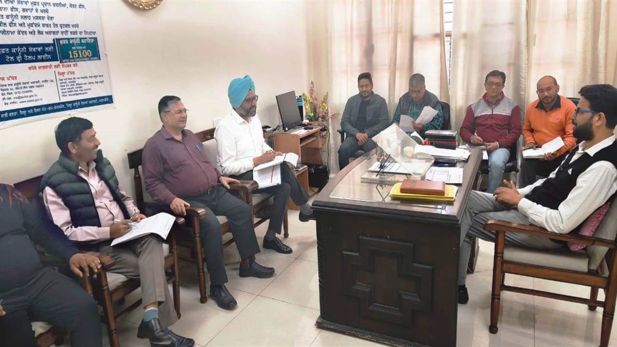 ਲੋਕ ਅਦਾਲਤ ਨੂੰ ਲੈ ਕੇ ਅਧਿਕਾਰੀਆਂ ਨਾਲ ਵਿਚਾਰ-ਚਰਚਾ