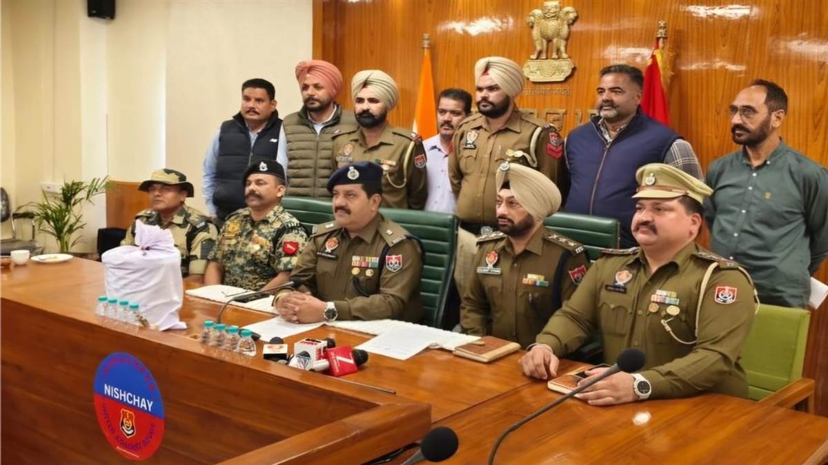 ਪੁਲਿਸ ਤੇ BSF ਦੇ ਸਾਂਝੇ ਅਪਰੇਸ਼ਨ ਦੌਰਾਨ 2  ਨਸ਼ਾ ਤਸਕਰ ਤੋਂ ਢਾਈ ਕਿਲੋ ਹੈਰੋਇਨ ਬਰਾਮਦ, ਮਾਮਲਾ ਦਰਜ