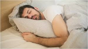 6 ਘੰਟੇ ਤੋਂ ਘੱਟ ਸੌਣ ਨਾਲ ਸਰੀਰ 'ਚ ਸ਼ੁਰੂ ਹੋ ਜਾਂਦੀ ਹੈ 'ਗੰਭੀਰ ਸਮੱਸਿਆ',  ਡਾਕਟਰ ਨੇ ਦੱਸਿਆ ਕਿਵੇਂ