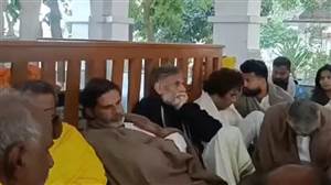 ਸਵੇਰੇ ਉਨ੍ਹਾਂ ਨੂੰ ਉਸੇ ਸਥਿਤੀ ਵਿੱਚ ਸੌਂਦੇ ਦੇਖਿਆ ਗਿਆ। ਜਨ ਸੂਰਜ ਦੇ ਆਗੂਆਂ ਨੇ ਕਿਹਾ ਕਿ ਉਨ੍ਹਾਂ ਨੇ ਚੋਣ ਨਤੀਜਿਆਂ ਤੋਂ ਬਾਅਦ ਸੰਗਠਨ ਦੀ ਦਿਸ਼ਾ ਬਾਰੇ ਲਗਾਤਾਰ ਵਿਚਾਰ-ਵਟਾਂਦਰੇ ਦੌਰਾਨ ਇਹ ਸ਼ਾਂਤੀਪੂਰਨ ਵਰਤ ਰੱਖਣ ਦਾ ਫੈਸਲਾ ਕੀਤਾ।