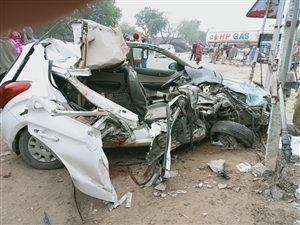 Road Accident : ਬੇਕਾਬੂ ਕਾਰ ਖੰਭੇ 'ਚ ਟਕਰਾਈ, ਇਕੋ ਪਰਿਵਾਰ ਦੇ 3 ਜੀਆਂ ਦੀ ਮੌਤ, ਮਾਂ-ਬਾਪ ਜ਼ਖ਼ਮੀ