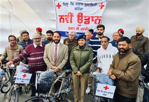 ਅਖ਼ਬਾਰ ਵੰਡਣ ਵਾਲੇ ਹਾਕਰਾਂ ਦਾ ਸਾਈਕਲਾਂ ਤੇ ਜੈਕਟਾਂ ਨਾਲ ਸਨਮਾਨ