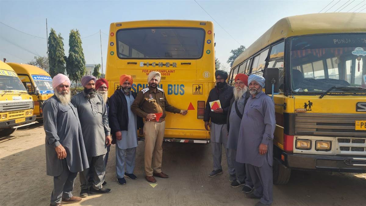 ਰੋਡ ਸੇਫਟੀ ਤਹਿਤ ਸਕੂਲੀ ਵੈਨਾਂ ’ਤੇ ਰਿਫਲੈਕਟਰ ਲਾਏ