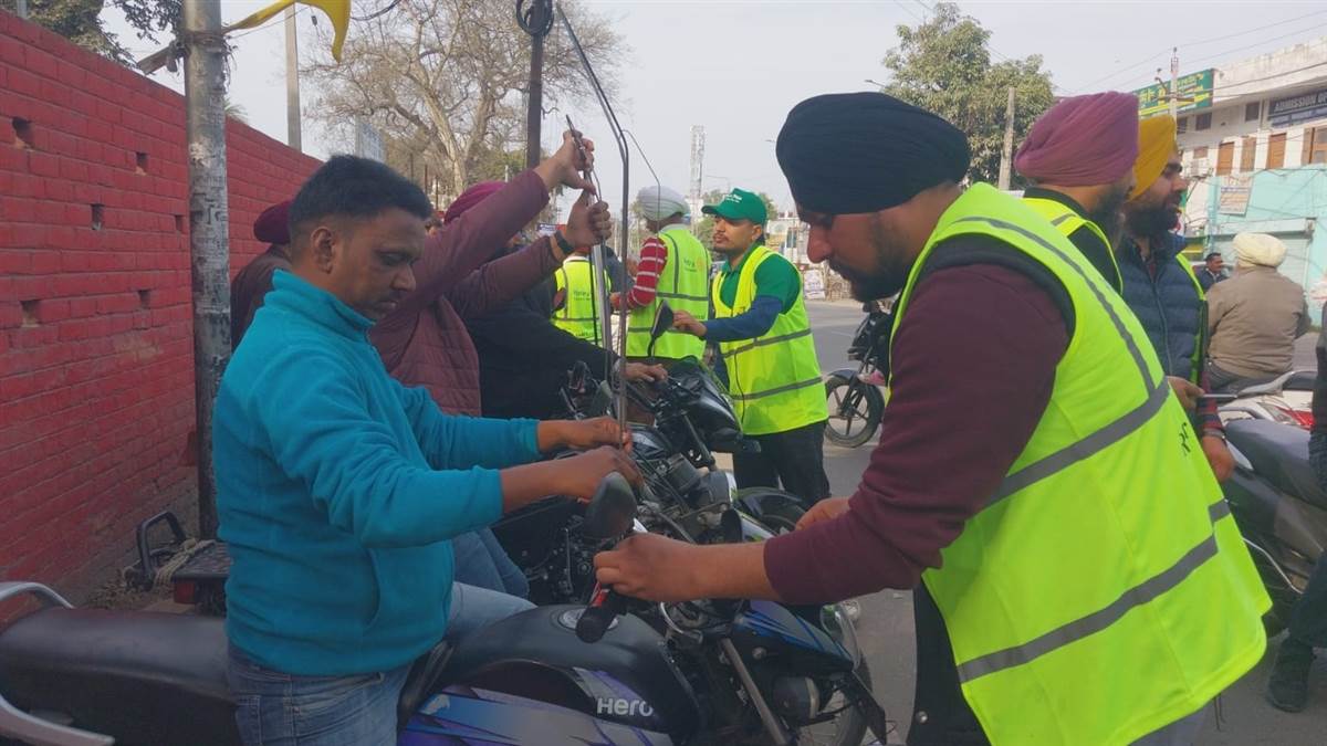 ਰੂਪਨਗਰ ਪੁਲਿਸ ਵੱਲੋਂ ਚਾਇਨਾ ਡੋਰ ਤੋਂ ਬਚਾਅ ਲਈ ਦੋਪਹੀਆ ਵਾਹਨਾਂ 'ਤੇ ਲਗਾਏ ਗਏ ਸੇਫ ਗਾਰਡ