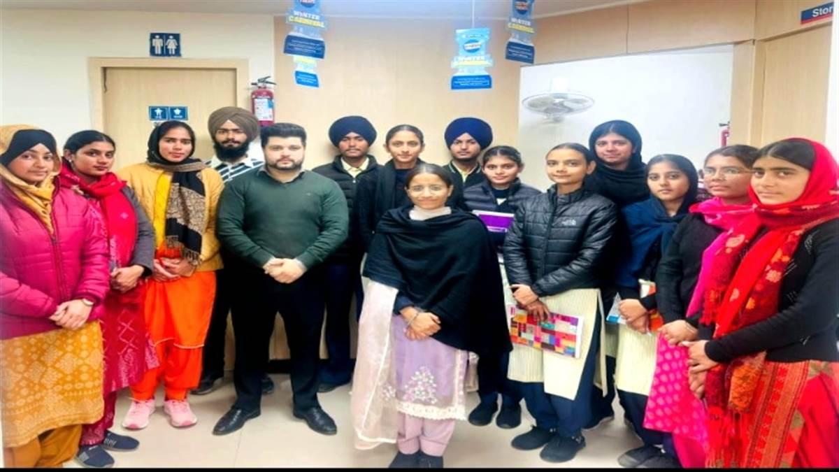 ਵਿਦਿਆਰਥੀਆਂ ਨੇ ਐੱਚਡੀਐੱਫਸੀ ਬੈਂਕ ਦਾ ਕੀਤਾ ਦੌਰਾ