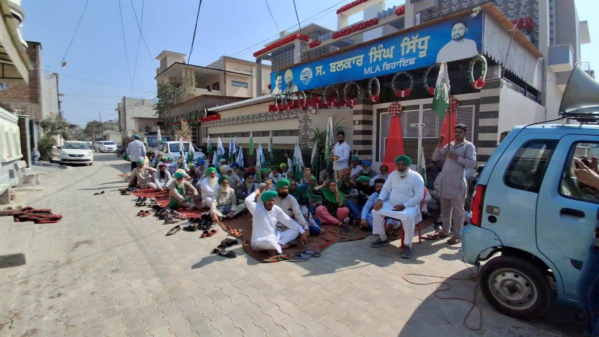 ਭਾਕਿਯੂ ਡਕੌਂਦਾ ਵੱਲੋਂ ਵਿਧਾਇਕ ਦੀ ਕੋਠੀ ਅੱਗੇ ਰੋਸ ਧਰਨਾ