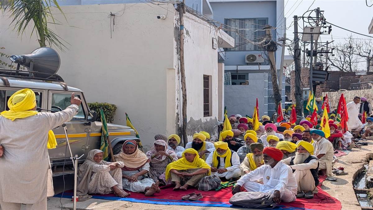 ਕਿਸਾਨ ਯੂਨੀਅਨ ਨੇ ਭਾਜਪਾ ਆਗੂ ਦੇ ਘਰ ਅੱਗੇ ਲਾਇਆ ਧਰਨਾ