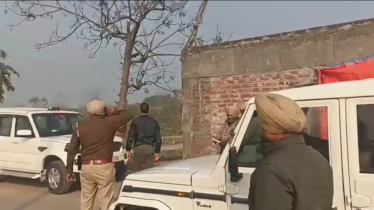 ਗੁਰਦਾਸਪੁਰ 'ਚ ਖ਼ੂਨੀ ਟਕਰਾਅ: ਦੋ ਪੁਲਿਸ ਮੁਲਾਜ਼ਮਾਂ ਨੇ ਇੱਕ-ਦੂਜੇ ਨੂੰ ਮਾਰੀ ਗੋਲੀ, ਦੋਵਾਂ ਦੀ ਮੌਕੇ 'ਤੇ ਮੌਤ