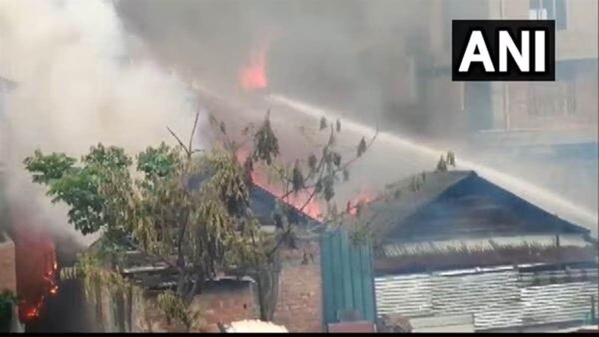 Manipur Violence : ਮਨੀਪੁਰ 'ਚ ਮੁੜ ਭੜਕੀ ਹਿੰਸਾ, ਕਈ ਘਰਾਂ ਨੂੰ ਲਾਈ ਅੱਗ, ਇੰਫਾਲ 'ਚ ਕਰਫਿਊ, ਇੰਟਰਨੈੱਟ ਸੇਵਾਵਾਂ ਠੱਪ