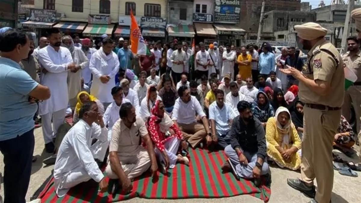 ਕਾਂਗਰਸੀਆਂ ਨੇ ਉਮੀਦਵਾਰ ਕੋਲੋਂ ਪੇਪਰਾਂ ਦੀ ਫਾਈਲ ਖੋਹ ਕੇ ਭੱਜਣ ਵਾਲੇ ਵਿਅਕਤੀ ਖ਼ਿਲਾਫ਼ ਕੇਸ ਦਰਜ ਕਰਨ ਲਈ ਥਾਣੇ ਅੱਗੇ ਦਿੱਤਾ ਧਰਨਾ