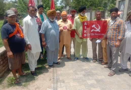 ਕਿਸਾਨਾਂ ਨੇ ਅੱਠ ਘੰਟੇ ਬਿਜਲੀ ਸਪਲਾਈ ਲਈ ਐਕਸੀਅਨ ਬੰਗਾ ਨੂੰ ਦਿੱਤਾ ਮੰਗ ਪੱਤਰ