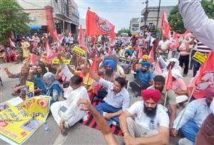 ਵੋਕੇਸ਼ਨਲ ਟੀਚਰਾਂ ਨੇ ਮੰਤਰੀ ਅਮਨ ਅਰੋੜਾ ਦੇ ਘਰ ਮੂਹਰੇ ਦਿੱਤਾ ਧਰਨਾ