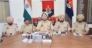Amritsar News : ਵਿਦੇਸ਼ੀ ਹੈਂਡਲਰਾਂ ਦੇ ਇਸ਼ਾਰੇ 'ਤੇ ਵਾਰਦਾਤਾਂ ਕਰਨ ਵਾਲੇ ਤਿੰਨ ਸ਼ੂਟਰ ਗ੍ਰਿਫ਼ਤਾਰ, ਇਕ ਪਿਸਤੌਲ, ਅੱਠ ਕਾਰਤੂਸ; ਦੋ ਵਾਹਨ ਤੇ ਦੋ ਮੋਬਾਈਲ ਬਰਾਮਦ