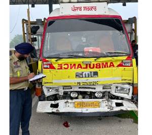 Big News : ਰਾਜਪਾਲ ਗੁਲਾਬ ਚੰਦ ਕਟਾਰੀਆ ਦੀ ਸੁਰੱਖਿਆ 'ਚ ਸੰਨ੍ਹ, ਕਾਫਿਲੇ 'ਚ ਵੜੀ ਕਾਰ ਐਂਬੂਲੈਂਸ ਨਾਲ ਟਕਰਾਈ; ਦੋ ਜ਼ਖ਼ਮੀ